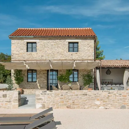 Pula Sleeps 6 Pool Air Con Wifi