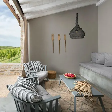 Pula Sleeps 6 Pool Air Con Wifi